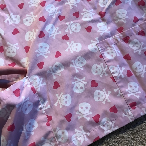 Hearts and crossbones scrub top - Picture 2 of 3